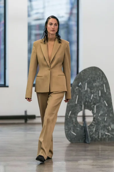 Look 14